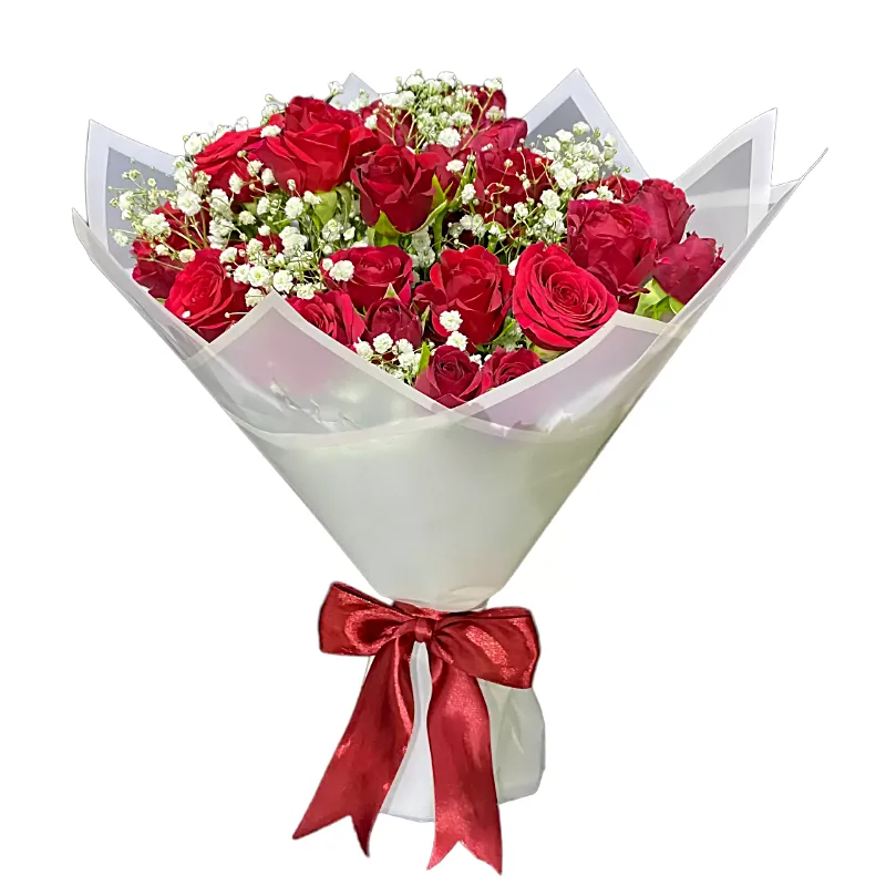 Букет из 13 роз с белой гипсофилой